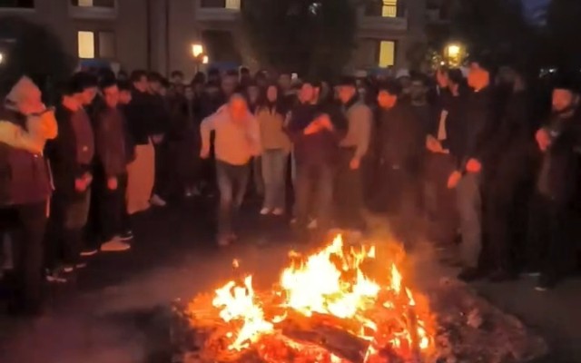 Emin Əmrullayev yallı gedib, tonqaldan tullandı (VİDEO)